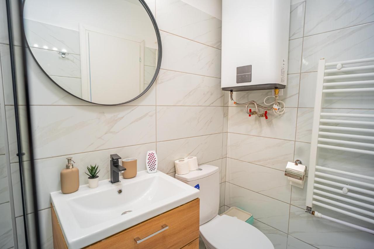 Refreshingly Chic: Newly Renovated 2Br Apartment Bukarest Eksteriør billede
