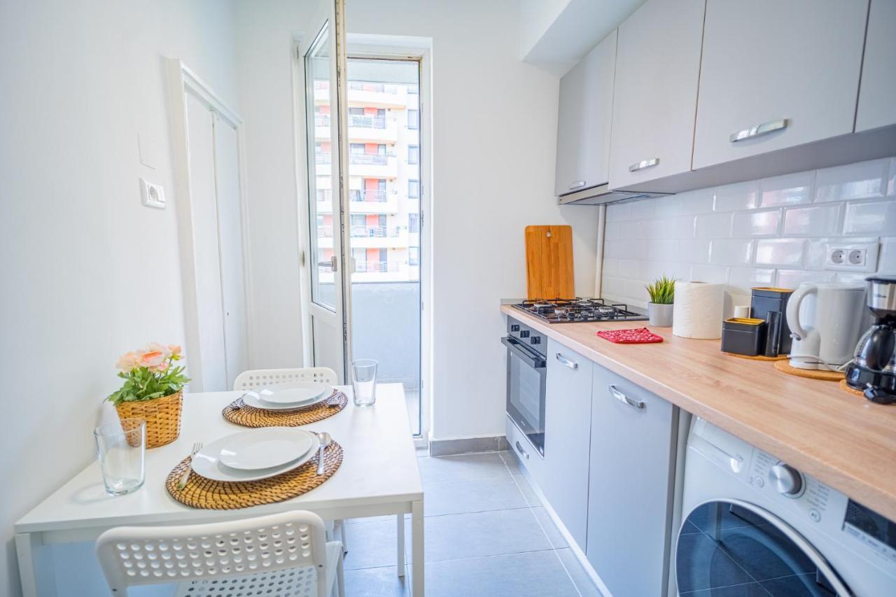 Refreshingly Chic: Newly Renovated 2Br Apartment Bukarest Eksteriør billede