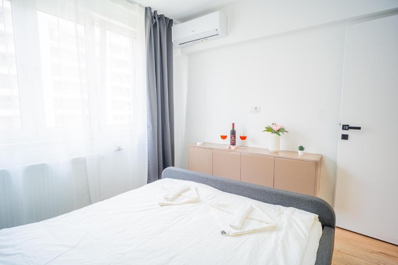 Refreshingly Chic: Newly Renovated 2Br Apartment Bukarest Eksteriør billede