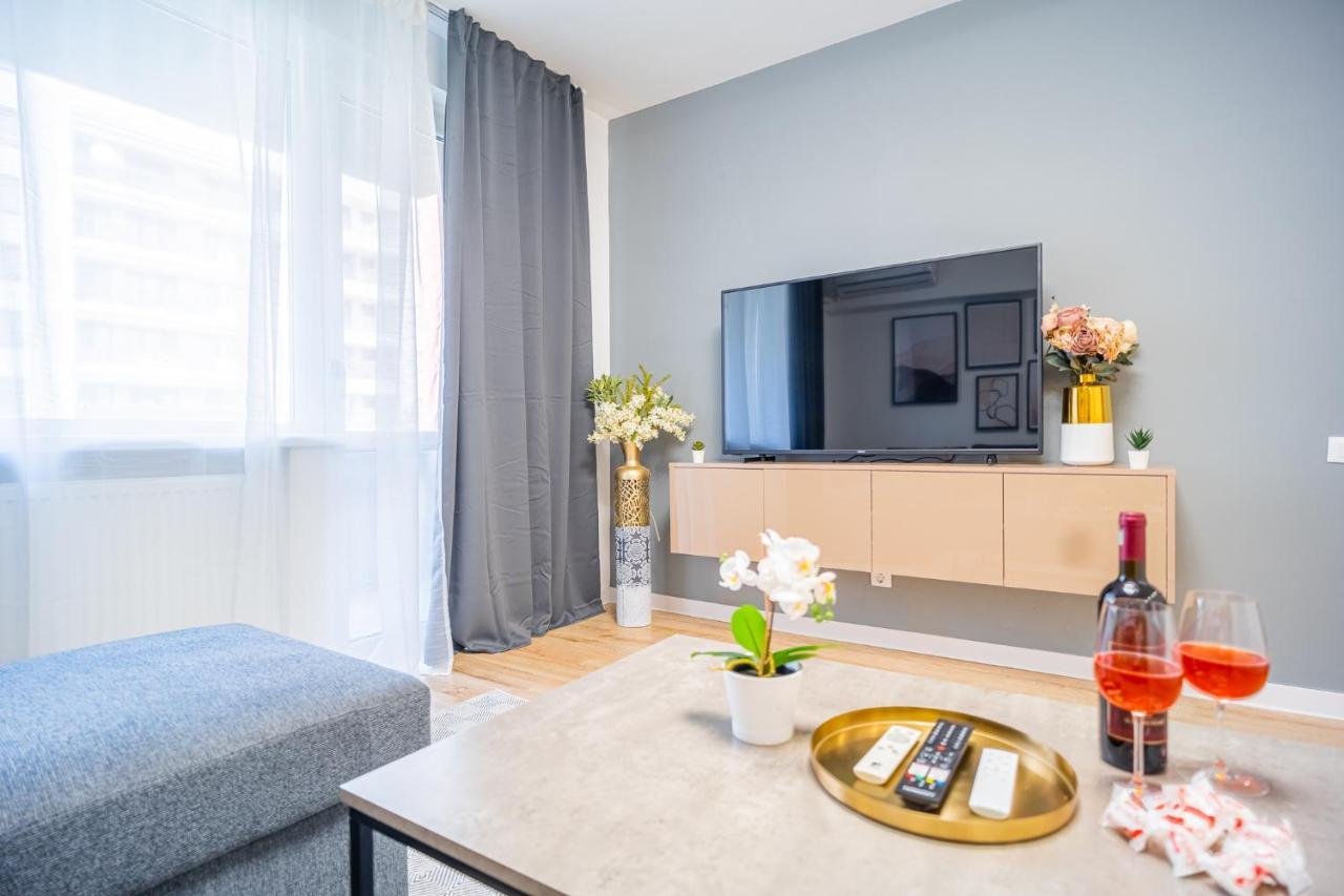 Refreshingly Chic: Newly Renovated 2Br Apartment Bukarest Eksteriør billede