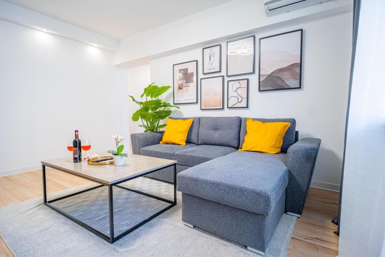 Refreshingly Chic: Newly Renovated 2Br Apartment Bukarest Eksteriør billede
