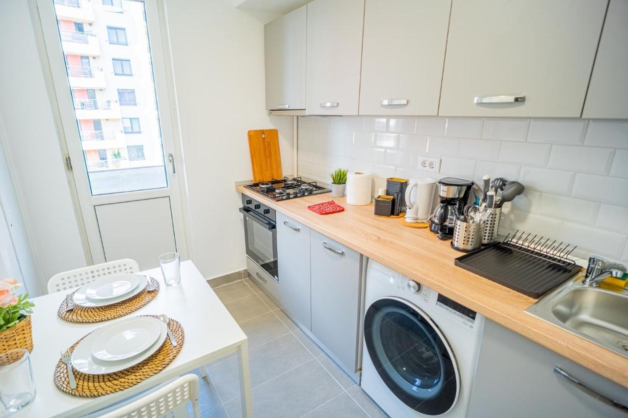 Refreshingly Chic: Newly Renovated 2Br Apartment Bukarest Eksteriør billede