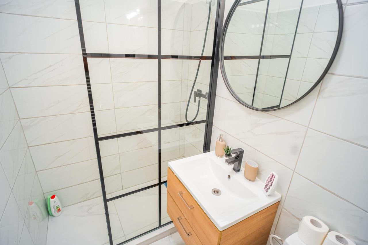 Refreshingly Chic: Newly Renovated 2Br Apartment Bukarest Eksteriør billede