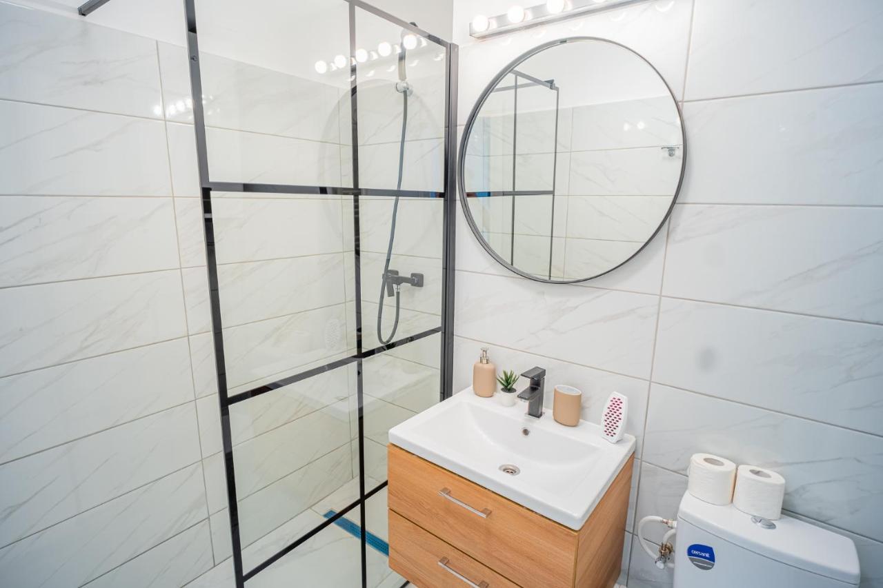Refreshingly Chic: Newly Renovated 2Br Apartment Bukarest Eksteriør billede