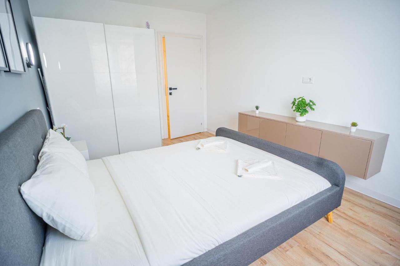 Refreshingly Chic: Newly Renovated 2Br Apartment Bukarest Eksteriør billede