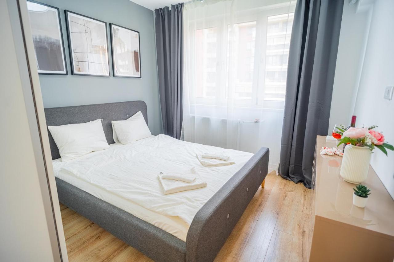 Refreshingly Chic: Newly Renovated 2Br Apartment Bukarest Eksteriør billede