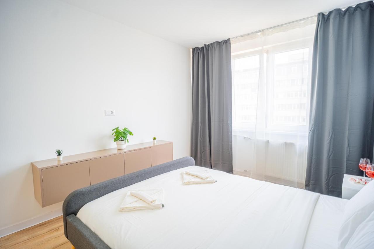 Refreshingly Chic: Newly Renovated 2Br Apartment Bukarest Eksteriør billede