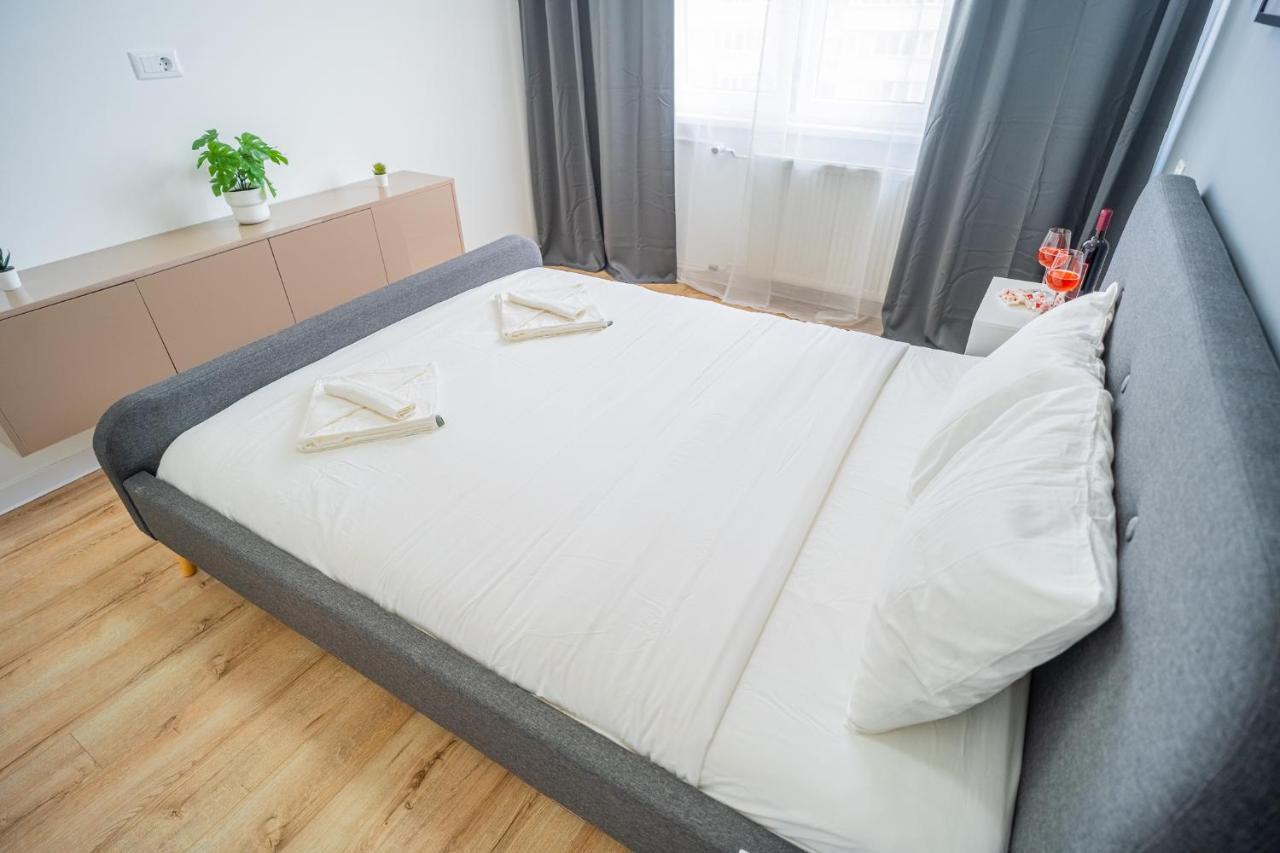 Refreshingly Chic: Newly Renovated 2Br Apartment Bukarest Eksteriør billede