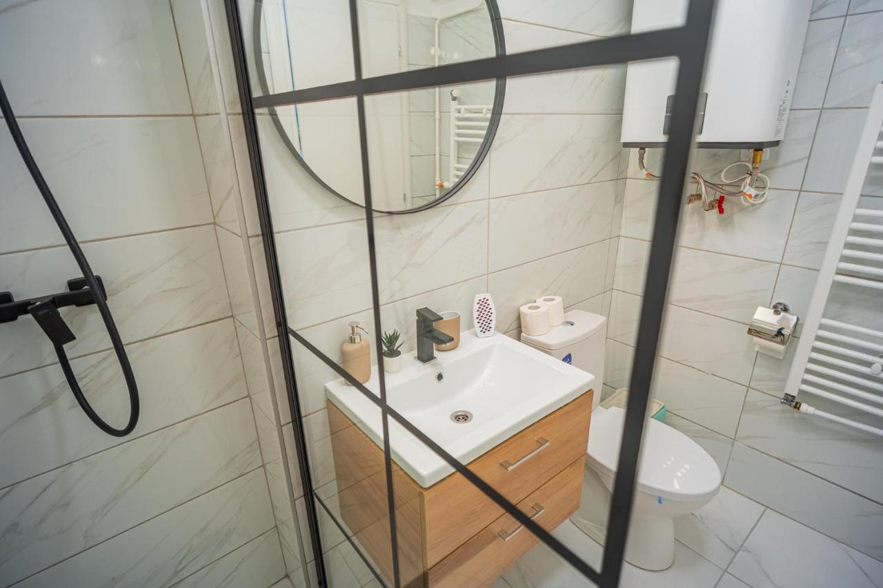 Refreshingly Chic: Newly Renovated 2Br Apartment Bukarest Eksteriør billede